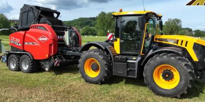 Ein Traktor mit einer Ballenpresse