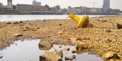 Der niedrige Wasserstand des Rheins, hier bei Düsseldorf, ist nur sichtbarer Ausdruck einer landesweiten Wasserknappheit.
