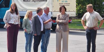 Rundgang nach der Erntepressekonferenz (v. l.): Isabel Schmidt (Agrargesellschaft Hermannsfeld mbH/Landesvereinigung Thüringer Milch), Katleen Franke (Landwirtschaftsbetrieb Franke, Schafhausen/TBV-Vorstandsmitglied), TBV-Präsident Dr. Klaus Wagner (Universal-Agrar GmbH, Erfurt-Mittelhausen), Ministerin Colette Boos-John sowie die Mühlenbetreiber Konrad und Stefan Zitzmann.
