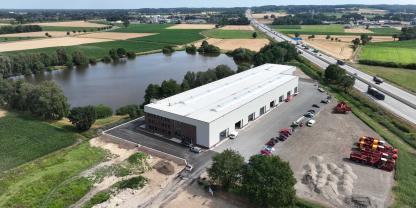 Direkt an der Autobahn 1 liegt das neue Gebrauchtmaschinenzentrum der Grimme Landmaschinenfabrik.