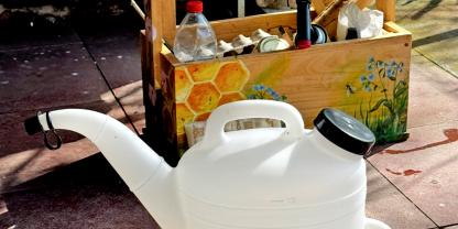 Die verschließbare 10-l-Kühlwasserkanne erleichtert den Transport von Flüssigfutter. Die Skala zeigt den Füllstand an.