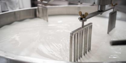 Milchtank-Milch-AdobeStock_589384191