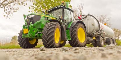 Ein John Deere mit Zubringer-Güllefass.