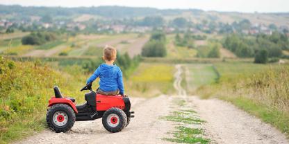 Trettraktoren und Kindertraktoren gehören auf vielen landwirtschaftlichen Betrieben seit Generationen zum Hofalltag. Mit dem Produktionsende von Rolly Toys in Neustadt bei Coburg geht eine Ära zu Ende.