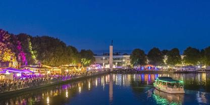 Maschsee am Abend mit beleuchteten Buden - die größten Volksfeste in Niedersachsen