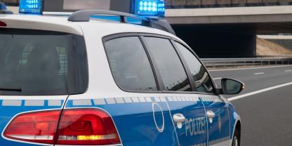 Die Polizei verfolgte zwei Männer, die zuvor in ein Waffengeschäft eingedrungen waren.