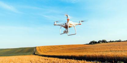 Das Landwirtschaftsministerium kontrolliert testweise Felder mit Drohnen statt Vor-Ort-Besuchen. Dabei wurden allerdings auch schon Höfe überflogen.