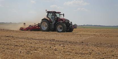 Ein Landwirt aus Frankreich verbringt 24 Stunden auf dem Traktor. Arbeiten, Spielen, Esssen, Trinken, Duschen, alles ohne den Schlepper zu verlassen und den Boden zu betreten.