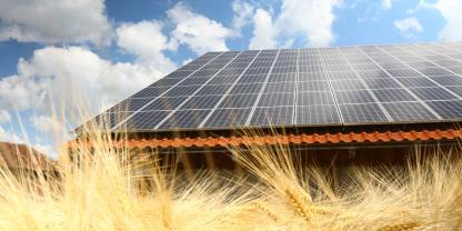 Eine alte Solaranlage gegen eine neue zu ersetzen, schützt vor dem altersbedingten Leistungsabfall der Module.