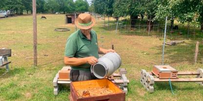 Ralf Kolbe füllt den angerührten Sirup aus der 20-Liter-Kanne in einen Adamfütterer.