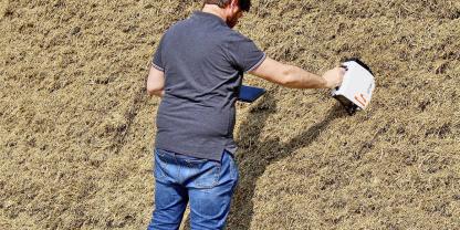 Mit einem tragbaren NIR-Sensor kann man die Trockensubstanz von Silagen an der Anschnittfläche des Silos schnell und einfach messen.
