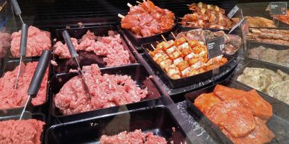 Wurstwaren liegen in einer Bedientheke