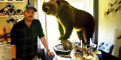 Daniel Eriksson neben seinem ersten Bären, den er in seinem Jägerleben erlegen konnte.