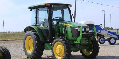 Ein John Deere Traktor auf einem Parkplatz