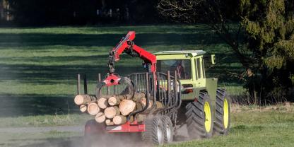 Forstarbeiten-Traktor-AdobeStock_341904604