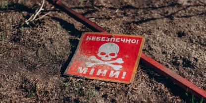 Ein Schild warnt vor vermintem Gelände in der Ukraine (Symbolfoto)