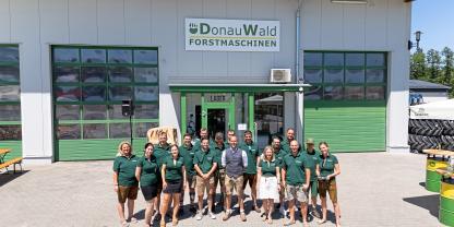 Donauwald Forstmaschinen hat sein 10-jähriges Bestehen gefeiert. Die Stimmung war bereits bei den Vorbereitungen großartig.