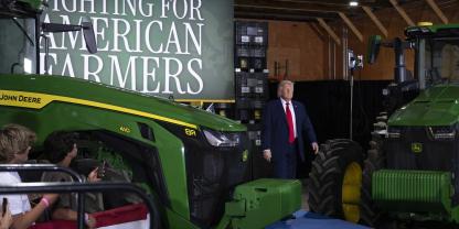 Donald Trump geriert sich gerne als Freund der Farmer, wie hier bei einer Veranstaltung Anfang Juni in Wisconsin. Doch seine Politik ist zu ihrem Vorteil nicht.