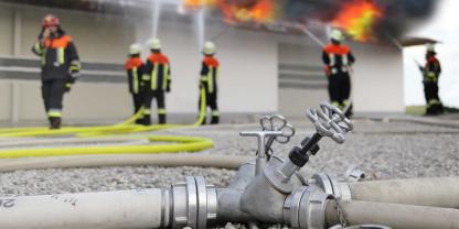 Brände an Solaranlagen stellen für die Feuerwehr eine besondere Herausforderung dar (Symbolbild).