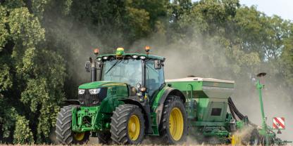 John-Deere Traktor mit Drillmaschine beim Raps drillen
