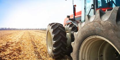 Traktor-am-Feldrand-AdobeStock_141329163