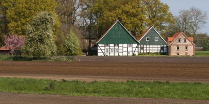 Bauernhof-Ackerland-AdobeStock_140112086
