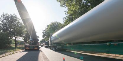 Was passiert, wenn der Transport von Windrad-Bauteilen schief läuft, zeigte ein Unfall bei Neumarkt in der Oberpfalz (Symbolbild).