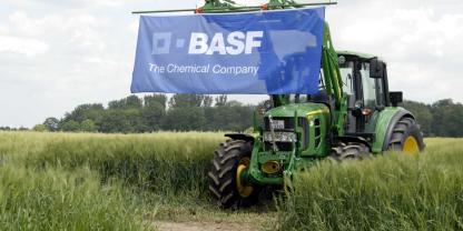 Werbebanner im Getreidefeld