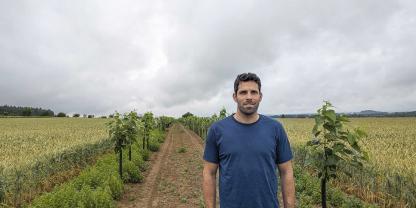 2024 hat Stefan Schreiber das erste Agroforstsystem auf seinem Betrieb angelegt. Auf dieser und einer weiteren Fläche wurden im Frühling Pappeln in geraden Reihen gepflanzt.<b><i>2024 hat Stefan Schreiber </i></b>das erste Agroforstsystem auf seinem Betrieb angelegt. Auf dieser und einer weiteren Fläche wurden im Frühling Pappeln in geraden Reihen gepflanzt.