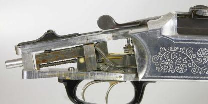Das Schwinggewicht entspannt das Schloss bei einem harten Stoß oder Schlag. Mit einigen Rostflecken auf den Stahlteilen des Schlosses muss man bei einer mehr als 40 Jahre alten Waffe rechnen.