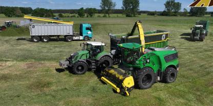 Grasernte mit Landmaschinen in Brandenburg
