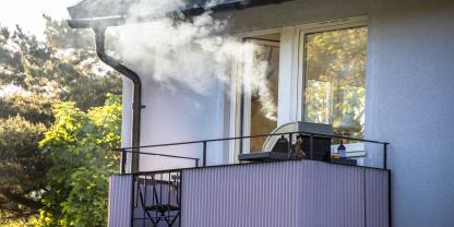 Grillen-Balkon-AdobeStock_437923690