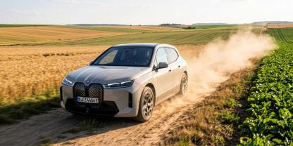 Der BMW iX ist eins der komfortabelsten Autos, die es aktuell gibt – auch auf dem Feldweg.