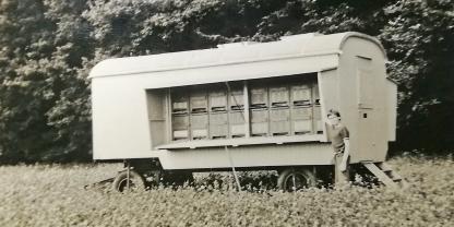 Die Wanderwagen der Imkerei Pientka brachten die Landwirtschaftlichen Produktionsgenossenschaften zur Tracht. Andreas Pientka und sein Vater folgten im Trabi.