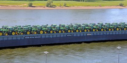 Wenn genug Wasser im Rhein ist, setzt John Deere auf die Wasserstraße. Damit ist jetzt erst einmal Schluss.
