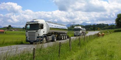 Milch-Lkw fahren auf einer Landstraße.