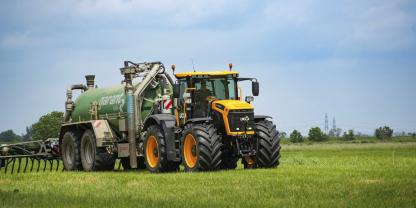 Die neue JCB Fastrac Serie 6000 mit zwei Modellen reiht sich zwischen die 4000er- und 8000er-Baureihe ein.