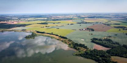 Äcker und Felder sowie Meer aus der Luft aufgenommen