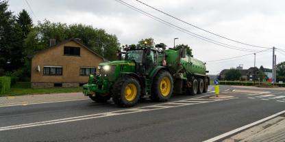 Beim Waldbrand im Hohen Venn in Belgien unterstützen Landwirte die Feuerwehr mit Traktoren und Wassertransporten. Für die Bauern wurde anschließend eine Spendenaktion gestartet – bis Freitagvormittag kamen bereits mehr als 73.000 Euro zusammen.
