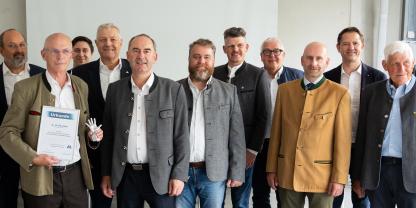 Bayerns Wirtschaftsminister Hubert Aiwanger hat die neu gegründete Büchsenmacherinnung für Deutschland in Garching besucht und zum Zusammenschluss beglückwünscht.
