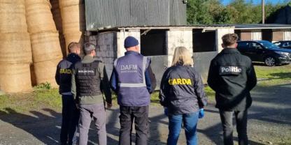 Europol Beamte stehen auf einem Bauernhof