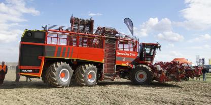 Der 18 Liter-Motor von CAT und die Kühler finden im Hecke des Holmer Terra Dos 5 High Performance genügend Platz.
