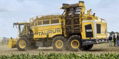 Mit dem Taurus hat Ropa ein Überladefahrzeug für den effizienten, schonenden Transport großer Rübenmengen im Feld aus ausgemusterten Rodern entwickelt.Mit dem Taurus hat Ropa ein Überladefahrzeug für den effizienten, schonenden Transport großer Rübenmengen im Feld aus ausgemusterten Rodern entwickelt.Mit dem Taurus hat Ropa ein Überladefahrzeug für den effizienten, schonenden Transport großer Rübenmengen im Feld aus ausgemusterten Rodern entwickelt.