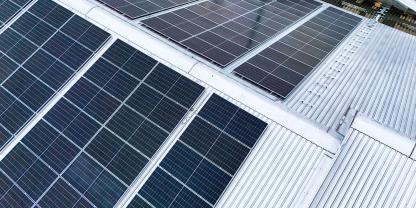 Das Tribünendach an einem Fußballplatz in Mainz besteht aus Solarmodulen. (Symbolbild)