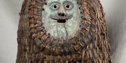 Bannkorb mit Maske, Fluglöcher in Augen, Mund und Nasenlöchern, 68 x 57 cm, 18. Jh.