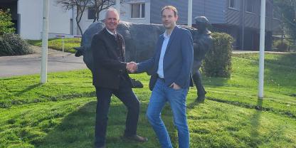 Josef Volkwein (links) wurde als Vorstand bestätigt. Mit im Bild ist Geschäftsführer Matthias Hensler.