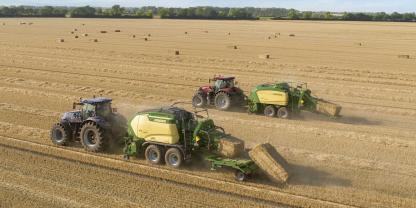 Krone BiG Pack Gen6 im Vordergrund, dahinter die fünfte Generation. Viele technische Lösungen bleiben bekannt – neu ist vor allem die klare Trennung der Ballenpressen in Plus und Pro.