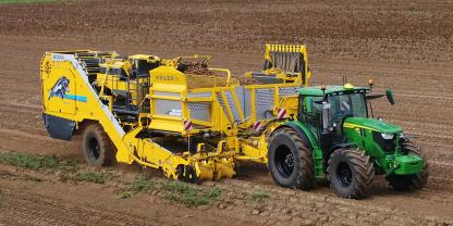 Ein Ropa-Kartoffelroder Keiler 2 RK22 wird von einem John Deere-Traktor gezogen.