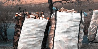 BigBags mit Brennholz im Herbst