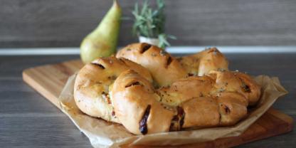 ein Hefekranz mit Birne, Käse und Walnüssen